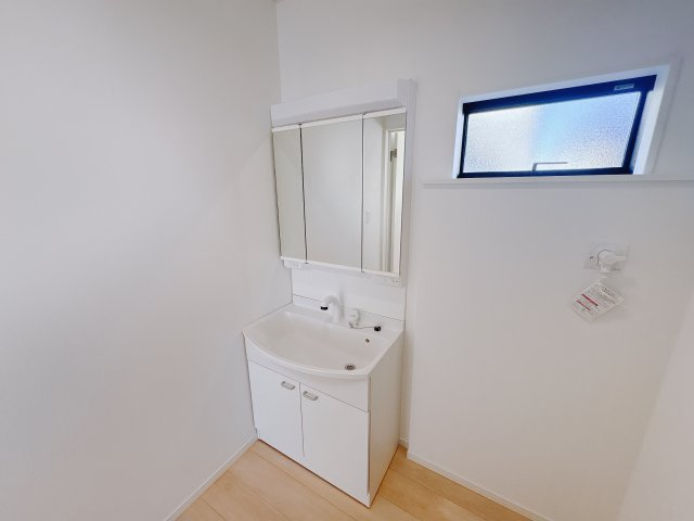 【Cradle garden】宇都宮市今泉町 第5 新築住宅 全2棟の独立洗面台|〇1号棟　洗面化粧台〇
三面鏡の裏に収納スペースを備えた洗面台は、コスメや日用品をまとめて管理できて使い勝手◎忙しい朝の身支度もスムーズに進み、家族みんなが快適に使えます。
※2026年1月撮影