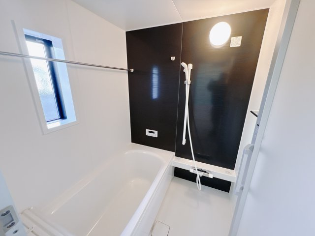 【Cradle garden】宇都宮市今泉町 第5 新築住宅 全2棟の浴室|〇1号棟　浴室〇
浴室乾燥機付きのユニットバスで、雨の日の洗濯も安心♪ゆったり浸かれる浴槽で一日の疲れを癒し、家族のリラックスタイムがもっと豊かになります。
※2026年1月撮影