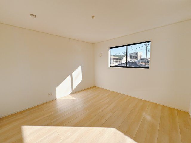 【Cradle garden】宇都宮市今泉町 第5 新築住宅 全2棟の洋室|〇1号棟・2F8帖洋室〇
主寝室から直接出られるバルコニーは、洗濯や空気の入れ替えもスムーズ。
暮らしの動線が整う快適な設計です。
※2026年1月撮影