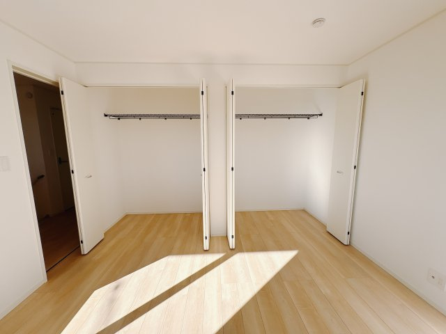 【Cradle garden】宇都宮市今泉町 第5 新築住宅 全2棟の収納|〇1号棟・2F8帖洋室〇
収納力のあるクローゼットが備わった洋室。季節の衣類や生活用品もまとめてしまえて、片付けがラクになる嬉しい空間です。
※2026年1月撮影