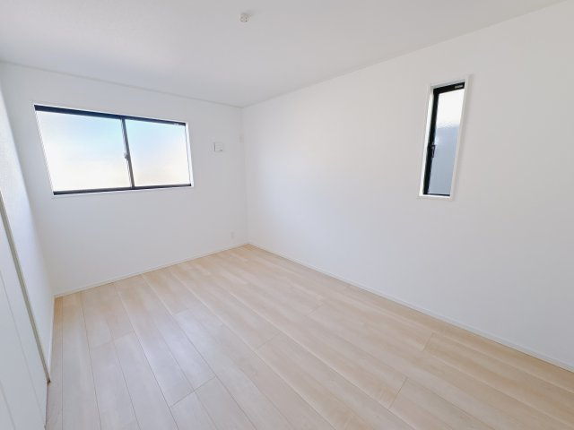 【Cradle garden】宇都宮市今泉町 第5 新築住宅 全2棟の洋室|〇1号棟・2F7.2帖洋室〇
寝室、ゲーム部屋、ワークスペースなどにちょうどいい広さの洋室です。
2階ならではの静かさと、窓からの採光が心地よく、快適に暮らせます！
※2026年1月撮影