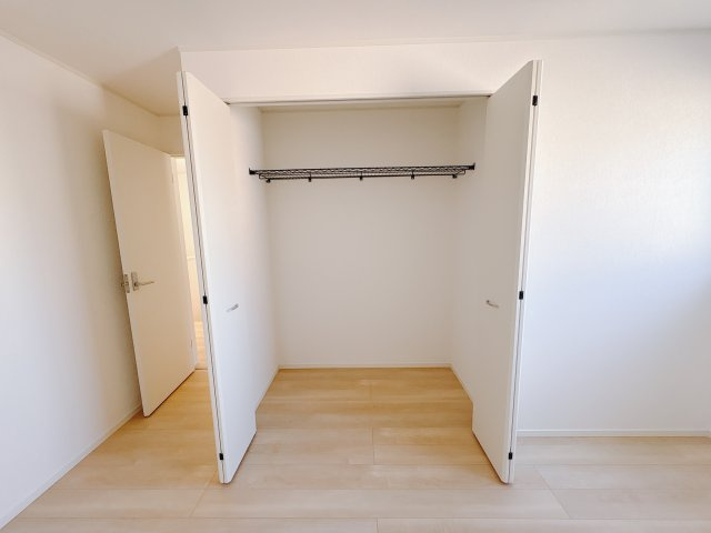 【Cradle garden】宇都宮市今泉町 第5 新築住宅 全2棟の収納|〇1号棟・2F7.2帖洋室〇
使いやすいクローゼット付きですので、洋服や小物をすっきり収納できてお部屋を広く使えます。毎日の身支度も快適です。
※2026年1月撮影