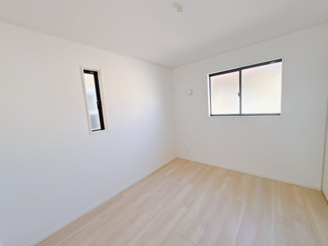 【Cradle garden】宇都宮市今泉町 第5 新築住宅 全2棟の洋室|〇1号棟・2F5.2帖洋室〇
ひとり時間を楽しむのにちょうどいいサイズ感のお部屋です。2階ならではの眺望も毎日の暮らしに彩りを添えてくれます。
※2026年1月撮影