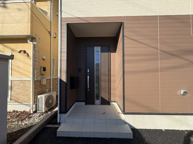 【Cradle garden】宇都宮市今泉町 第5 新築住宅 全2棟の玄関|〇1号棟〇
奥行きのあるアプローチがある事で雨に日でもぬれずに傘の準備が出来ます。また、人目を気にせず扉を開け閉めできますので、毎日のお出かけもストレスフリーです！
※2026年1月撮影