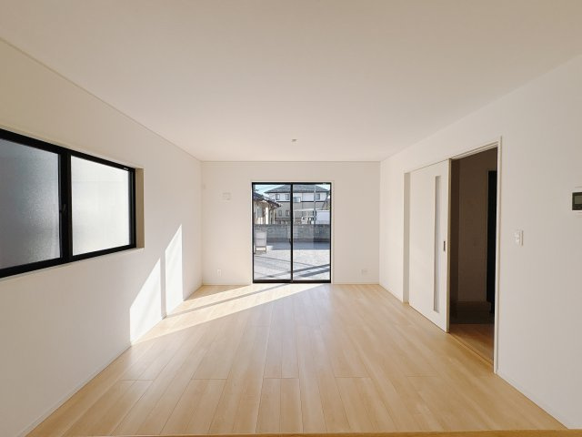 【Cradle garden】宇都宮市今泉町 第5 新築住宅 全2棟の居間・リビング|〇1号棟・LDK15帖〇
家族が自然と集まるゆとりの広さ♪ソファやダイニングをゆったり配置でき、くつろぎと団らんが両立する心地よい空間です。
※2026年1月撮影