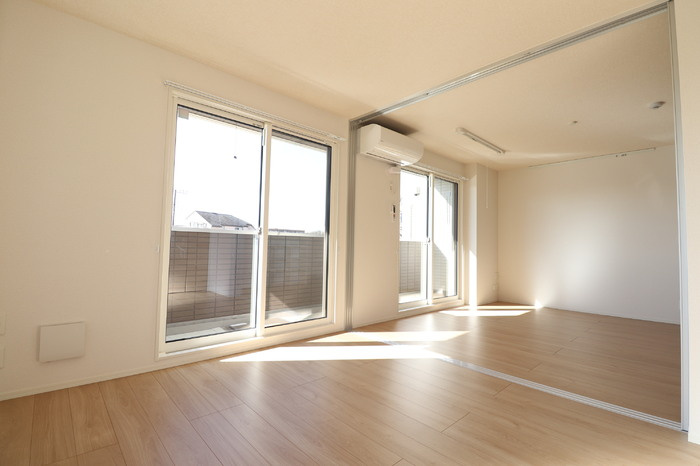 アベニール大倉山の居間・リビング|洋室６．１帖 ＬＤＫ