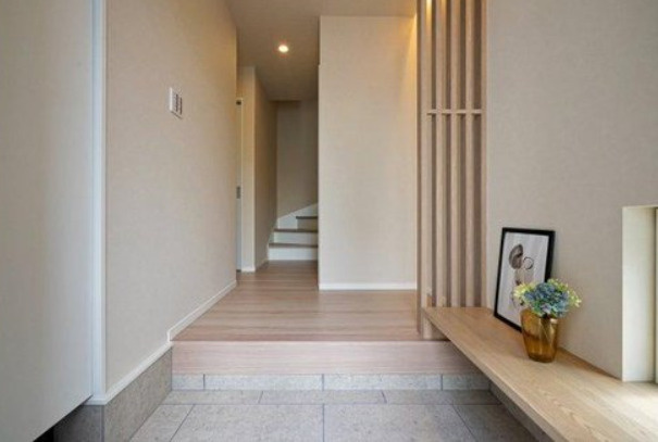 川東町　新築戸建の玄関|玄関には着脱にも便利なベンチ付、ディスプレイスペースとしても。