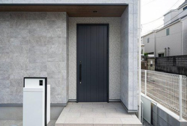 川東町　新築戸建の玄関|宅配ボックス付き郵便受あり