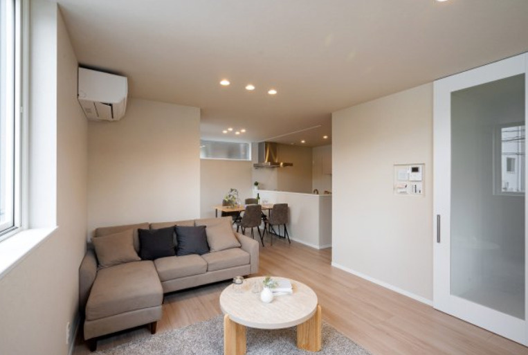 川東町　新築戸建の居間・リビング|ＬＤＫ約18.5帖　南向きの窓から陽ざしが入ります