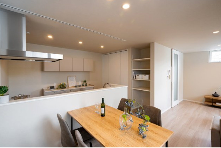 川東町　新築戸建の居間・リビング|２面採光で明るい陽ざしがはいるリビングスペース