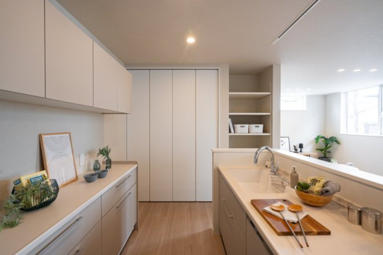 川東町　新築戸建のキッチン|パントリーを備えたキッチン　食洗器も完備しています