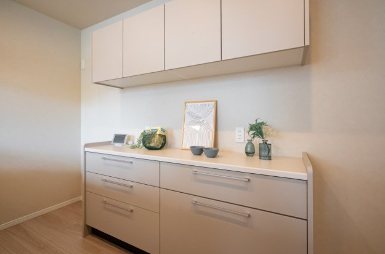 川東町　新築戸建のキッチン|背面には収納豊富なキッチンボードを完備