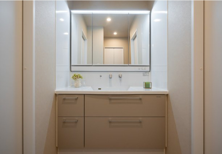 川東町　新築戸建の洗面所|収納スペースたっぷりあります