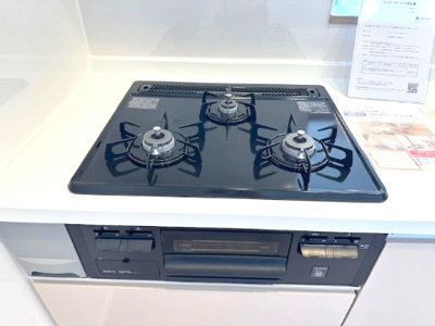 【キッチン】 | パラツィーナセシリア豊中 | 複数品同時調理も可能な三口コンロを採用！焼き魚も楽しめるグリル付き。調理もサクサク捗りそうですね。