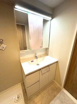 【独立洗面台】 | パラツィーナセシリア豊中 | 鏡裏やボウル下に収納のある三面鏡付き洗面化粧台を設置。毎日使う歯ブラシやメイク道具など、生活感の出るアイテムが収まります！