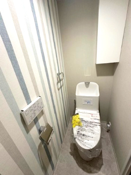 【トイレ】 | パラツィーナセシリア豊中 | カバーなしでも便座はポカポカな温水洗浄便座付トイレ。汚れてもサッと一拭きで綺麗に！お掃除簡単で衛生的ですね。