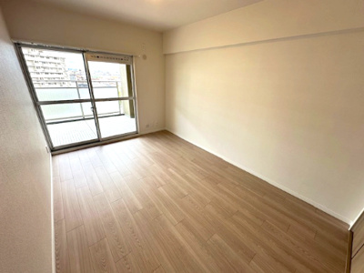 【洋室】 | パラツィーナセシリア豊中 | リビングテラスに面した洋室6.0帖。大型ベッドも設置可能でご夫婦の寝室にもオススメ！大きなベッドでお子様も一緒にお休みになれます。