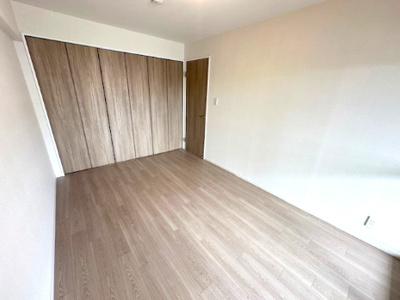 【洋室】 | パラツィーナセシリア豊中 | 洋室6.0帖。テラスやバルコニーに面したお部屋は、大きなお布団なども干しやすく便利！ホカホカのお布団でぐっすり眠りたいですね。