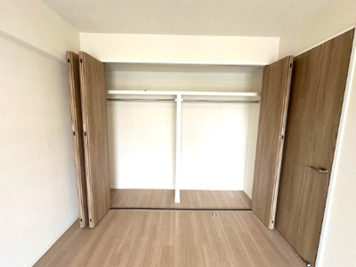 【収納】 | パラツィーナセシリア豊中 | 洋室6.0帖のクローゼット。棚板やハンガーパイプ付き！衣類と鞄などの小物類を区別して、整理整頓しやすい収納スペースです。