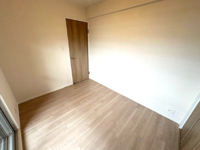 【洋室】 | パラツィーナセシリア豊中 | 洋室4.2帖。どんなインテリアも映えるシンプルな内装です。フローリング仕様で家具の移動もしやすく、様々なレイアウトでお楽しみください！