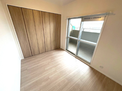 【洋室】 | パラツィーナセシリア豊中 | 洋室4.2帖。北西向きバルコニーへ出入りが可能。お仕事やお勉強の合間に外の空気を吸ってホッと一息、リフレッシュも！