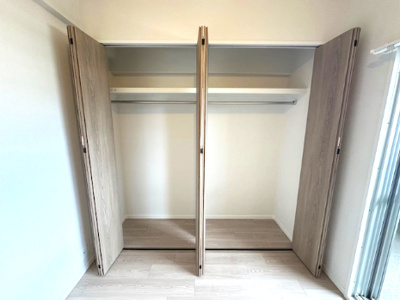 【収納】 | パラツィーナセシリア豊中 | 洋室4.2帖のクローゼット。ハンガーパイプ付きで、洋服を折り畳まずに収納可能！シワにもなりにくく大切に保管が可能。