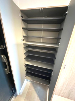 【収納】 | パラツィーナセシリア豊中 | 脱いだ靴をすぐに片付けられるシューズボックス付き！散らかりがちな玄関周りをスッキリと片付けられますね。