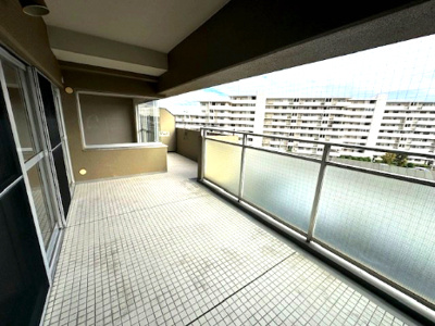 【バルコニー】 | パラツィーナセシリア豊中 | 南東向きバルコニーと屋根付きのリビングテラスが繋がり、ゆとりの広さを確保！ご家族分の洗濯物も一気に干すことが出来そうです。