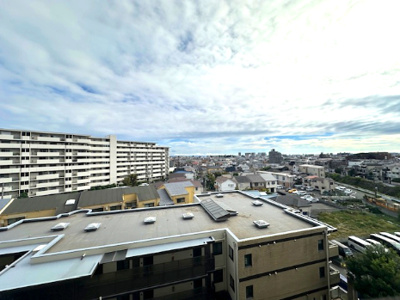 【展望】 | パラツィーナセシリア豊中 | 11階建ての6階部分！高層階につき眺望良好！遠くの景色や夜景を見渡せ、開放的な気分を味わえます。