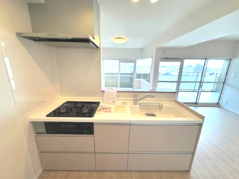 【キッチン】 | パラツィーナセシリア豊中 | 調理中の片付けや取り出しもスムーズなスライド式収納付き！調理スペースをスッキリとお使いいただけます。