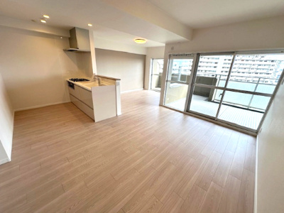 【居間・リビング】 | パラツィーナセシリア豊中 | 南東面に大きな掃き出し窓を採用した開放感溢れるLDK。ご家族が自然と集まりたくなる、陽当たり・通風良好な空間です！