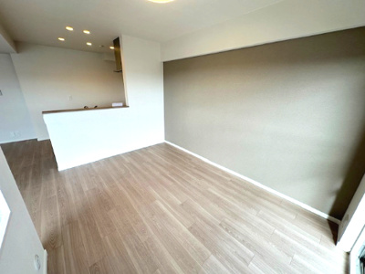 【居間・リビング】 | パラツィーナセシリア豊中 | 木目調のフローリングが、柔らかな印象を与えてくれています。お好きなインテリアでお部屋作りをお楽しみいただけます！