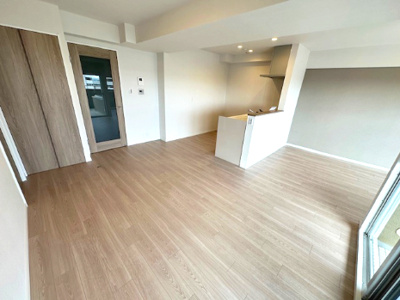 【居間・リビング】 | パラツィーナセシリア豊中 | 室内リフォーム済み！ピカピカの内装で、気持ちよく新生活をスタートできます。どなた様もまずはお気軽にご相談ください。