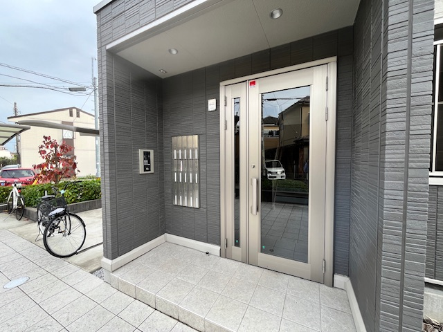 BLESS昭島B棟のエントランス