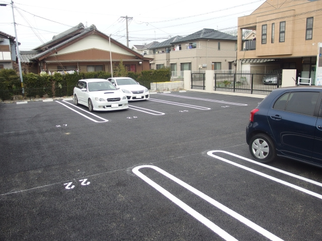 リーブルスティルＢの駐車場