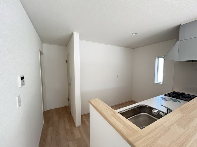 【Cradle garden】宇都宮市今泉町 第5 新築住宅 全2棟のキッチン|〇2号棟　対面式キッチン〇
キッチン奥に進むと6帖の和室に繋がります。疲れた身体を癒すには最適の和の空間です。