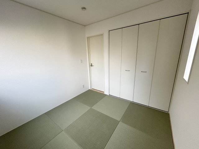 【Cradle garden】宇都宮市今泉町 第5 新築住宅 全2棟の和室|〇2号棟　1F和室6帖〇
扉が付いた和室は、ご両親やお友達が泊まりに来た時にゆったりくつろげるスペースとして、またお子様のお昼寝のスペースにもお使いいただけます。
