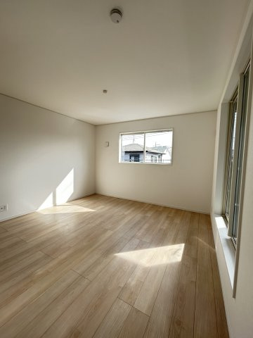【Cradle garden】宇都宮市今泉町 第5 新築住宅 全2棟の洋室|〇2号棟　2F洋室8.5帖〇
大き目のベッドを置いても余裕の広々主寝室です♪ゆったりとくつろぐことのできる寝室で家事やお仕事で疲れた体が癒されます♪
