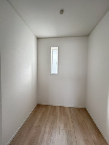 【Cradle garden】宇都宮市今泉町 第5 新築住宅 全2棟の洋室|〇2号棟　2F6帖洋室ウォークインクローゼット〇
レイアウト自由自在♪収納ボックスを使ったり可動棚を設置してより空間を立体的に使いやすく、あなた好みにカスタマイズ出来ます。	
