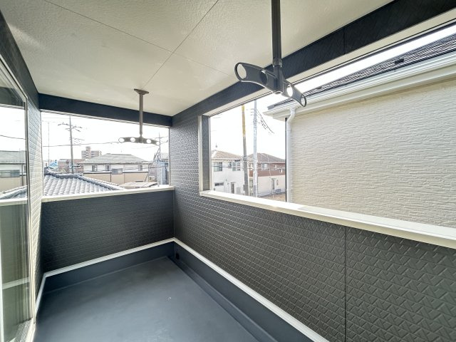 【Cradle garden】宇都宮市今泉町 第5 新築住宅 全2棟のバルコニー|〇インナーバルコニー〇
南面に面したバルコニーはもちろん日当たり良好です。お洗濯物を干していただく際にも楽にできるように奥行きを広くお取りいたしました。角度の変えられる物干し受け標準装備！
