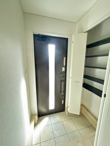 【Cradle garden】宇都宮市今泉町 第5 新築住宅 全2棟の玄関|〇2号棟　玄関〇
高さ調節自由な可動棚付きシューズクローク。棚を外せば高さのあるブーツ類もラクラク収納♪
