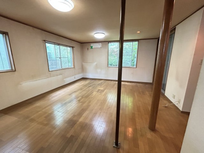 【居間・リビング】 | 宝塚市千種2丁目中古戸建 | ゆったり過ごせる居間です