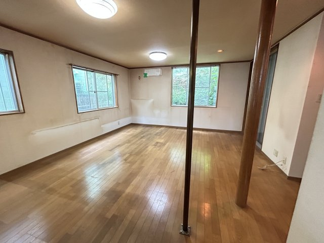 【居間・リビング】 | 宝塚市千種2丁目中古戸建 | ゆったり過ごせる居間です