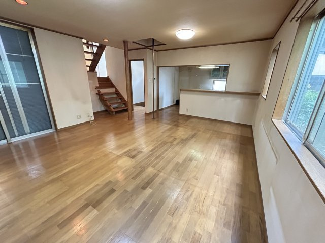 【居間・リビング】 | 宝塚市千種2丁目中古戸建 | ゆったりとした居間です