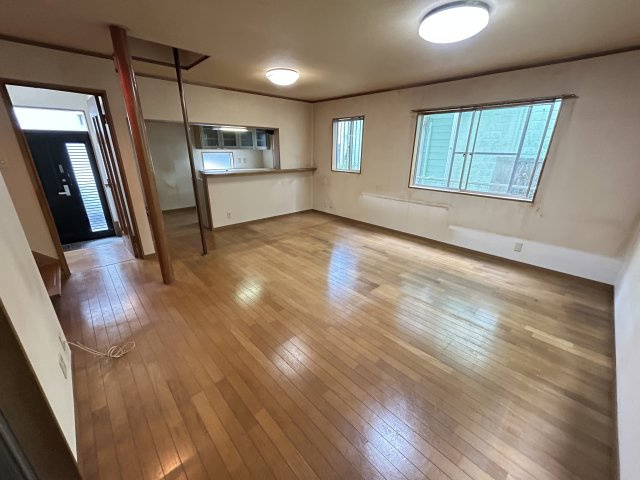 【居間・リビング】 | 宝塚市千種2丁目中古戸建 | こちらの居間で趣味の時間をお楽しみください