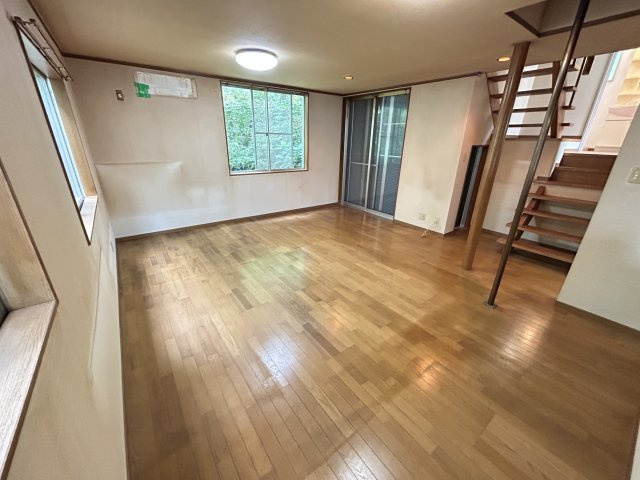 【居間・リビング】 | 宝塚市千種2丁目中古戸建 | こちらのリビングで趣味の時間をお楽しみください