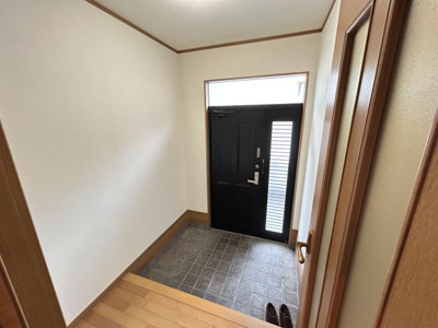【玄関】 | 宝塚市千種2丁目中古戸建 | 収納もある玄関です