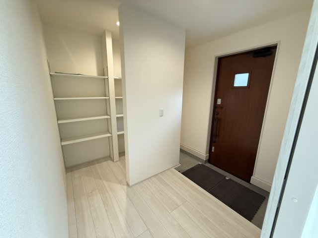 リーブルガーデンＳ第11　前橋市富士見町時沢　４号棟の玄関|シューズインクローゼットは第二玄関としてもご利用頂けます。