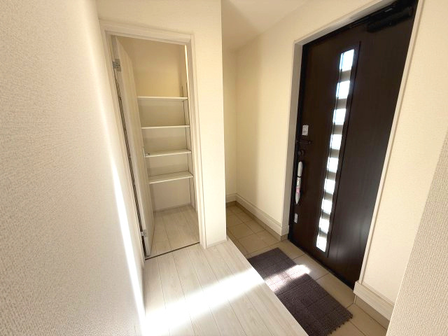リーブルガーデンＳ第11　前橋市富士見町時沢　４号棟（平屋）の玄関|シューズインクローゼットは第二玄関としてもご利用頂けます。