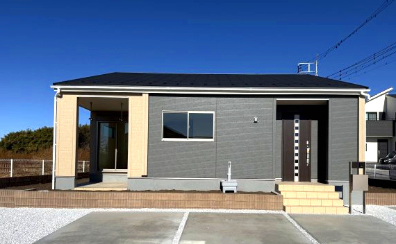 リーブルガーデンＳ第11　前橋市富士見町時沢　４号棟（平屋）の外観|前橋市富士見町時沢に全4棟の住宅が完成しました。こちらは平屋物件です☆
おしゃれなデザインに仕上がっています♪
お客様のご都合に合わせていつでもご見学頂けます♪
お気軽にご連絡下さい。